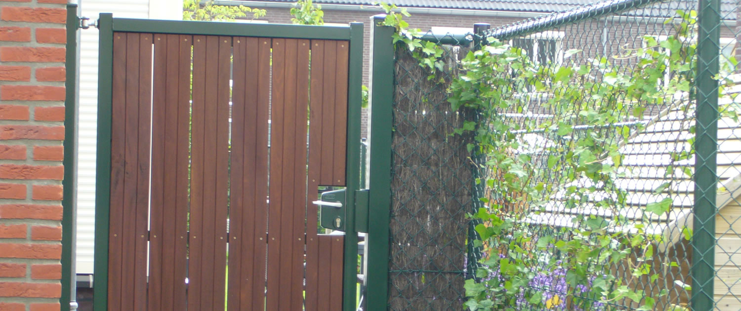 Enkele poort groen met houtvulling particuliere tuinen Vink Hekwerken